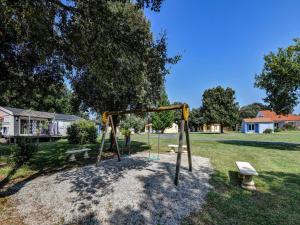 Maisons de vacances Tasteful Holiday Home in Saint-Savinien with Private Garden : photos des chambres