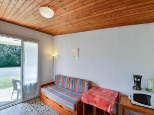 Maisons de vacances Tasteful Holiday Home in Saint-Savinien with Private Garden : photos des chambres