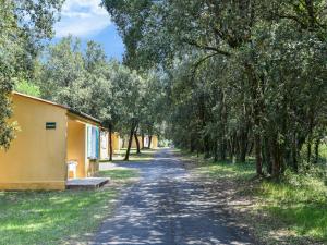 Maisons de vacances Tasteful Holiday Home in Saint-Savinien with Private Garden : photos des chambres