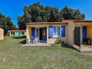 Maisons de vacances Tasteful Holiday Home in Saint-Savinien with Private Garden : photos des chambres