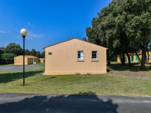 Maisons de vacances Tasteful Holiday Home in Saint-Savinien with Private Garden : photos des chambres