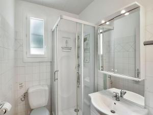 Maisons de vacances Charming Holiday Home in Saint-Savinien with Jacuzzi : photos des chambres