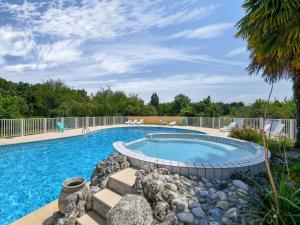 Maisons de vacances Charming Holiday Home in Saint-Savinien with Jacuzzi : photos des chambres
