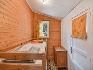 Maisons de vacances Charming Holiday Home in Saint-Savinien with Jacuzzi : photos des chambres