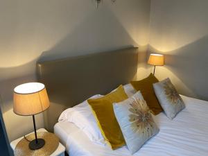 Basic Triple Room with Shared Toilet room in Hotel Graaf Van Vlaanderen