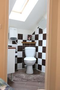 B&B / Chambres d'hotes Au Coeur Des Vignes : Chambre Familiale avec Salle de Bains Privative