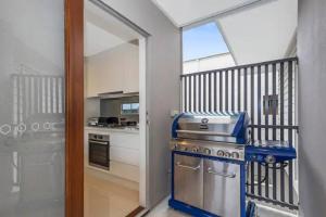 Park Avenue Luxe 1BR - 4km to City, Outdoor BBQ