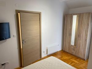 Apartman 12 Jelena Anžujska