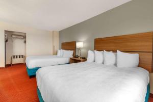 Queen Suite with Two Queen Beds - Accessible/Non-Smoking room in MainStay Suites Dubuque at Hwy 20