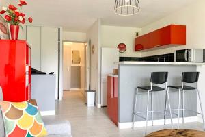 Appartements #D1 The red one Studio sofa bed Near GEM train station : photos des chambres