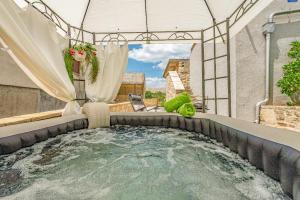 Holiday Home Stone Wall 
