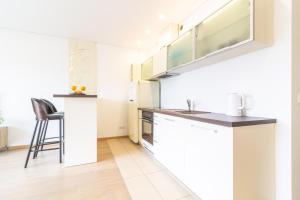 Sunny Center Apt, Covered Parking, Balcony & Self Check-in