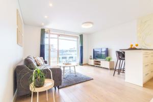 Sunny Center Apt, Covered Parking, Balcony & Self Check-in