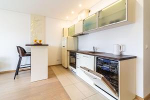 Sunny Center Apt, Covered Parking, Balcony & Self Check-in