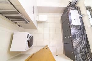 Sunny Center Apt, Covered Parking, Balcony & Self Check-in