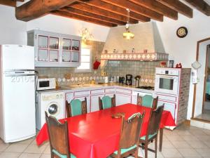 Maisons de vacances Gite Nouans-les-Fontaines, 6 pieces, 12 personnes - FR-1-381-406 : photos des chambres