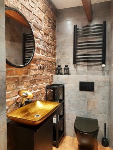 Ceglana i Witrażowa Komnata