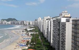 PÉ NA AREIA - COM SERVIÇO DE PRAIA