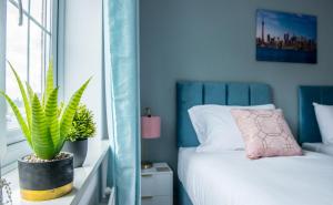 FURNISHED 3 BEDROOM HOUSE, SLEEPS 6, FREE PARKING, Near NEC