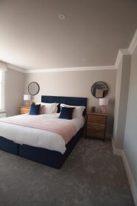 10 Bootham House - luxury city centre apartment with free parking for one car