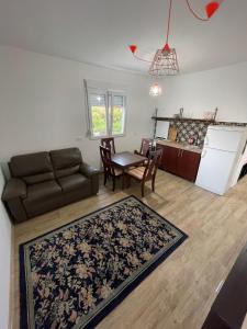 Entire spacious apartment with free parking