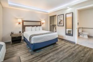 Queen Room - Accessible/Non-Smoking room in Inn at 50 - Long Beach Convention Center