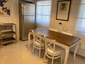 Los Cedros, gran chalet con piscina y apartamento en Navacerrada