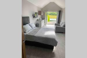 The Forest Chalet - Stunning Studio Apartment