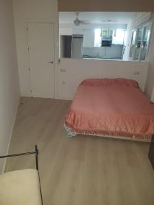 Piso de lujo en la playa de un pueblo de Granada con piscina infiniti, yacuzzi en la piscina, tumbonas privadas y mucho más