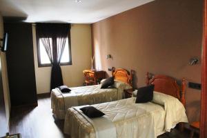 Twin Room with Bathroom room in Hostal Extremeño