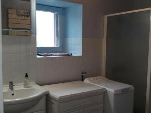 Maisons de vacances Gite Saint-Victor-sur-Rhins, 3 pieces, 6 personnes - FR-1-496-233 : photos des chambres