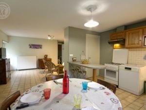 Maisons de vacances Gite Saint-Didier-sur-Rochefort, 3 pieces, 4 personnes - FR-1-496-12 : photos des chambres