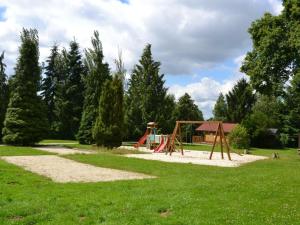 Roulotte spacieuse avec terrasse, jardin et jeux, animaux acceptés - FR-1-497-130