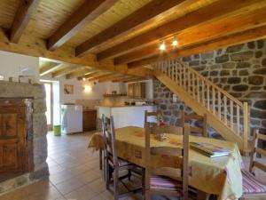 Maisons de vacances Gite Burdignes, 4 pieces, 6 personnes - FR-1-496-96 : photos des chambres