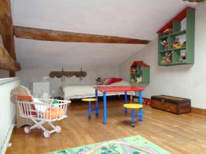 Maisons de vacances Gite Essertines-en-Donzy, 5 pieces, 10 personnes - FR-1-496-200 : photos des chambres