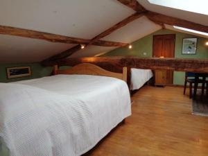 Maisons de vacances Gite Essertines-en-Donzy, 5 pieces, 10 personnes - FR-1-496-200 : photos des chambres