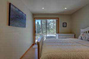 Four-Bedroom House room in Rimrock home