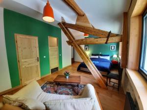 Maisons d'hotes La Bergerie a Menee : Grande Chambre Double 