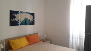 A lovely ground floor apartment, 15 minutes by car from the airport and 2 minutes walk to the beach.