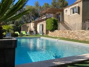 Maison ensoleillée au milieu des pins entre Marseille et Cassis - Éoures