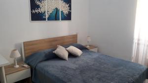 A lovely ground floor apartment, 15 minutes by car from the airport and 2 minutes walk to the beach.