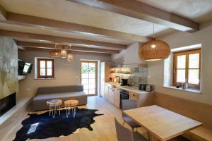 JULIAN VILLAGE LEPENA