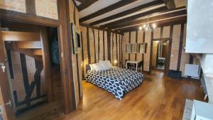 Maisons de vacances HYPER HYPER CENTRE MAISON ENTIERE DE 150 m2 QUARTIER HISTORIQUE DE TOURS a 25 metres DE LA CELEBRE PLACE PLUMEREAU pour 2 a 7 Personnes : photos des chambres