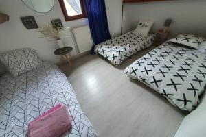 Maisons de vacances MAISON ENTIERE de 115m2 EN HYPER HYPER CENTRE AUX COEUR DES HALLES de TOURS de 2 a 7 PERSONNES : photos des chambres