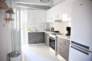Athens Central 3BD Apartment next to Metro Luxury