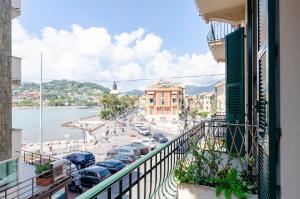 CASA ROSA AL MARE, RAPALLO, Central Seafront Stay, Air Conditioning, Wi-Fi, the Ideal Choice for a Relaxing and Exciting Coastal Escape, with available on request at 20,00 euro per night Private Garage, Welcome kit Priority with Prosecco