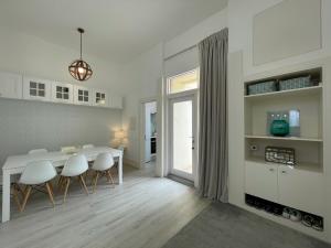 Beautiful Penthouse Apartment With Terrace - 4 Minute Walk to the Beach