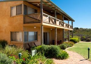 Canal Rocks Beachfront Apartments