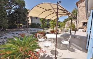 Maisons de vacances Amazing home in La Garde with 2 Bedrooms, Internet and Outdoor swimming pool : photos des chambres