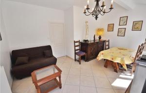 Maisons de vacances Amazing home in La Garde with 2 Bedrooms, Internet and Outdoor swimming pool : photos des chambres